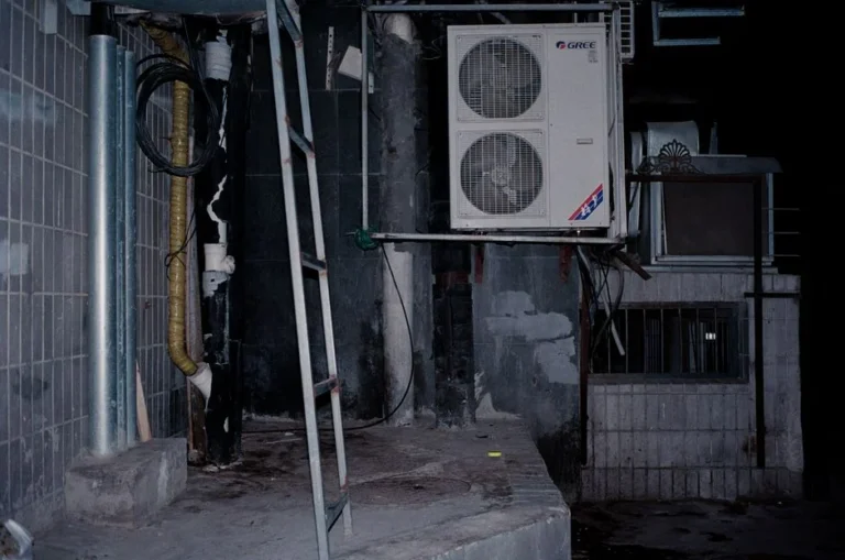 air conditioner frozen pipe split unit