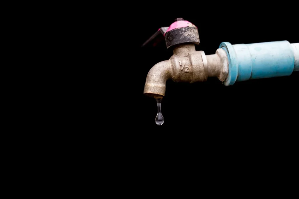 como encontrar vazamento de água em casa
