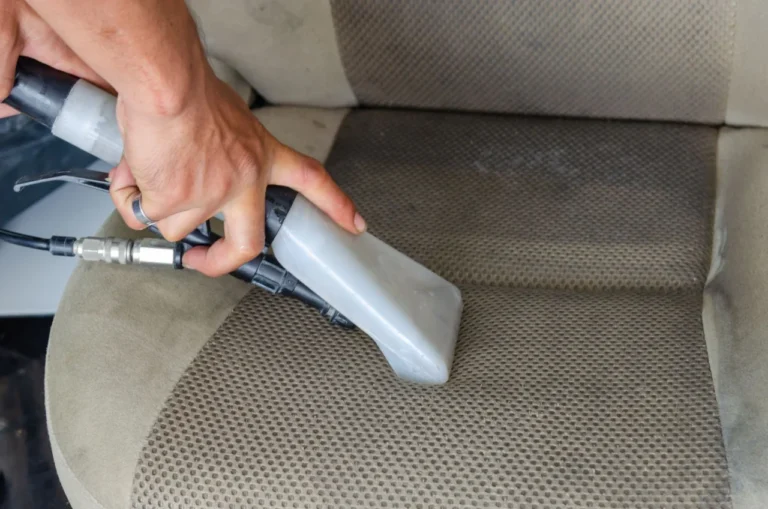 Guia passo a passo: como limpar estofado de carro em casa